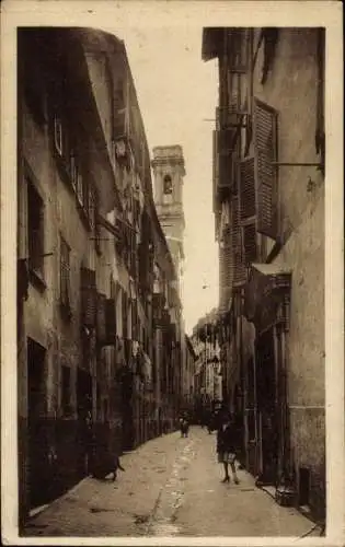 Ak Nice Nizza Alpes Maritimes, Enge Gasse, Glockenturm der Kirche, alte Gebäude, historische S...