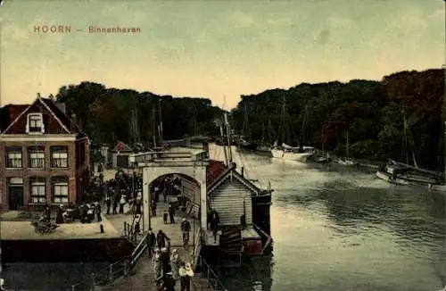 Ak Hoorn Nordholland, Visserseiland, Binnenhaven, Blick auf das Wasser, Gebäude, Menschen, Boote