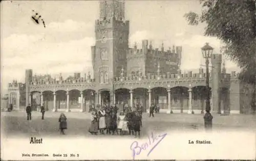 Ak Aalst Alost Ostflandern, Bahnhof, alte Architektur, Menschenansammlung, historische Postkar...