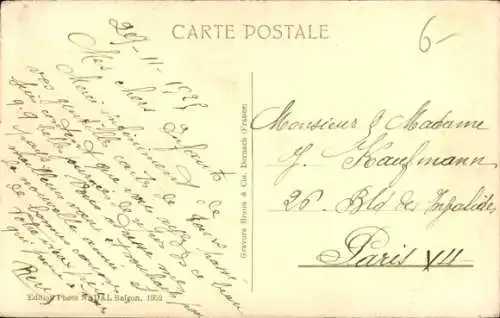 Ak Ho Chi Minh Stadt Saigon Vietnam, Fünf Händler mit Tierhäuten, Stadtansicht im Hintergrund