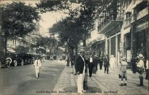 Ak Rio de Janeiro Brasilien, Avenida Rio Branco, historische Szenerie, Autos, Passanten, Archi...