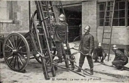 Ak Pompiers, La base de la grande echelle, Feuerwehr, Leiter