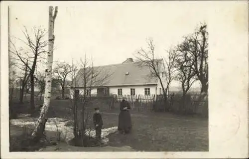 Foto Ak Gaußig in der Oberlausitz, Dorfpartie, Haus
