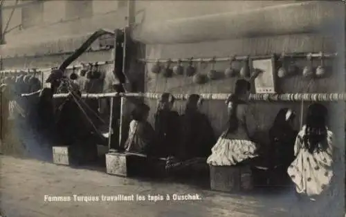 CPA Ouschak, Femmes Turques travaillant les tapis