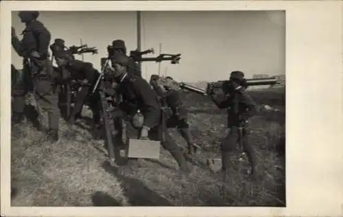 Foto Ak Serbische Maschinengewehr-Abteilung auf österreichischer Erde, 1. WK