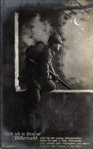Ak Deutscher Soldat in Uniform, Steh ich in finsterer Mitternacht