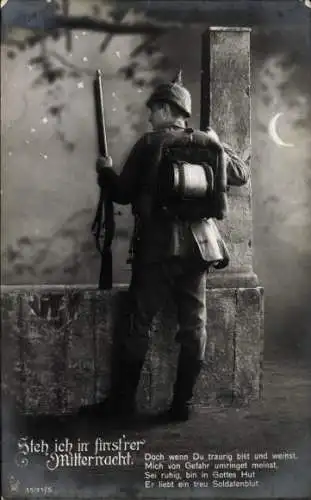 Ak Deutscher Soldat in Uniform, Steh ich in finsterer Mitternacht
