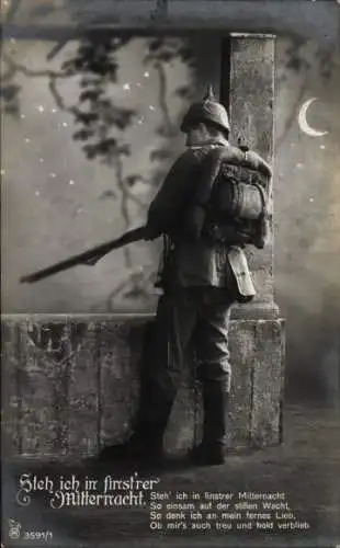 Ak Deutscher Soldat in Uniform, Steh ich in finsterer Mitternacht
