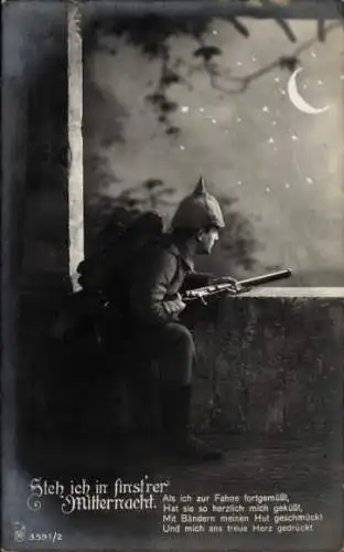 Ak Deutscher Soldat in Uniform, Steh ich in finsterer Mitternacht