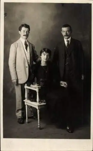 Foto Ak Zwei Männer mit Frau, Portrait