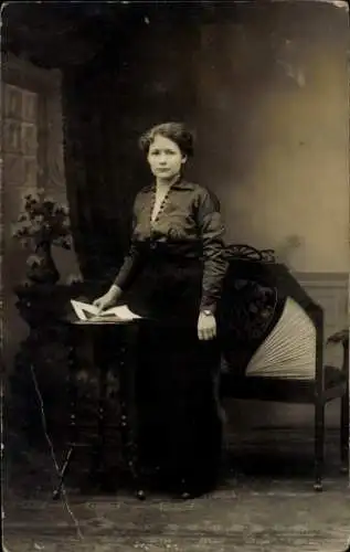 Ak Strasbourg Straßburg Elsass Bas Rhin, Eine junge Frau steht neben einem Tisch.