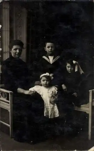 Ak Straßburg Elsass Bas Rhin, Eine schwarz-weiße Fotografie einer Familie. Zu sehen sind eine ...