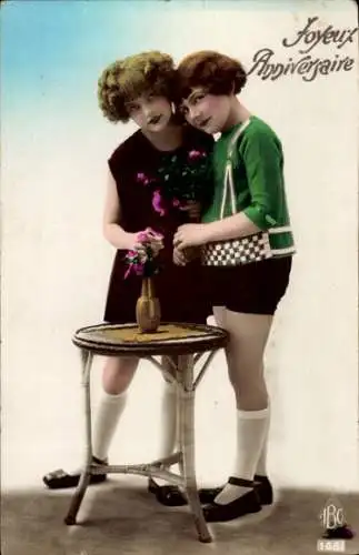 Ak Glückwunsch, Zwei junge Frauen, Blumen