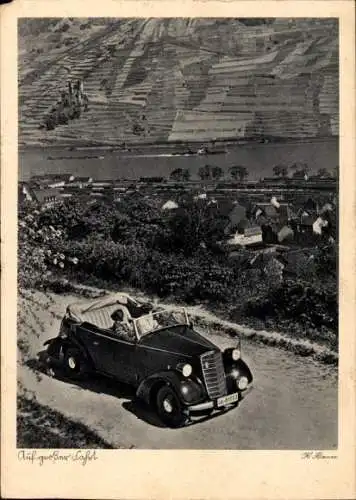 Ak Paar im Auto blickt auf eine Ortschaft, Ausflug