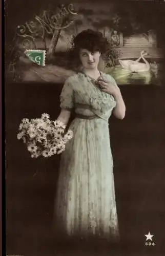 Ak Vecoux Vosges, Eine junge Frau in einem langen Kleid steht in einem Park und hält einen Str...