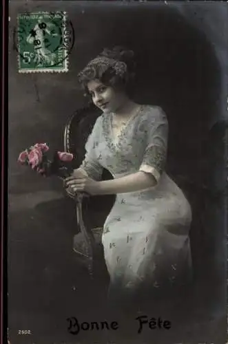 Ak Mirecourt Lothringen Vosges, Eine junge Frau im blauen Kleid sitzt auf einem Stuhl und hält...