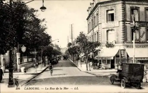 Ak Cabourg Calvados, La Rue de la Mer