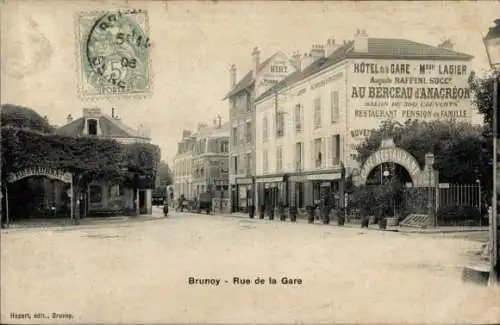 Ak Brunoy Essonne,  Straßenszene mit Hotel, Restaurant, Bäumen und Menschen