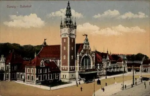 Ak Gdańsk Danzig, Bahnhof mit Turm, historische Architektur, Straßenansicht