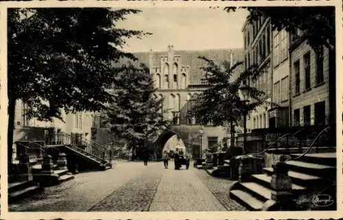 Ak Gdańsk Danzig, Straße mit Gebäuden, Tor, Menschen, Schwarz-Weiß-Foto, Bäume