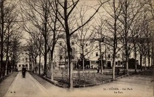 Ak Düren im Rheinland, Park, Bäume, Gebäude, Personen zu Fuß, Schwarz-Weiß-Foto