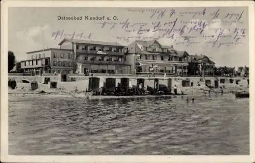Ak Niendorf an der Ostsee Hohenkirchen in Mecklenburg, Ostseebad Niendorf a. O., Strand, Gebäu...