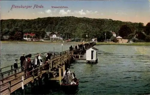 Ak Flensburg in Schleswig Holstein, Flensburger Förde, Wassersleben, Steg, badende Menschen, L...