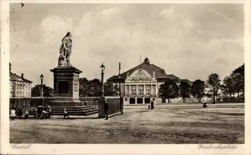 Ak Cassel Kassel in Hessen, Friedrichsplate, Statue, Gebäude, Menschen, Straßenlaternen