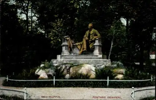 Ak Neuruppin in Brandenburg, Statue von Theodor Fontane, Freistehend, Parklandschaft, Denkmal