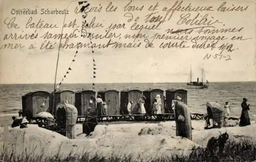 Ak Ostseebad Scharbeutz in Holstein, Strand mit Badehäuschen, Menschen in Badekleidung, Boot i...