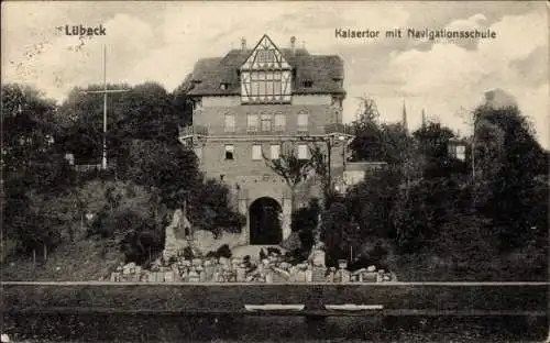Ak Hansestadt Lübeck, Kaisertor, Navigationsschule, Fluss, Bäume