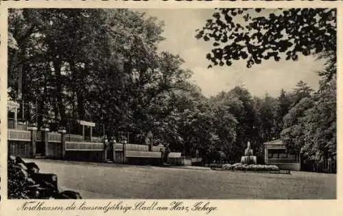 Ak Nordhausen am Harz, Brunnenanlage, Parklandschaft, Schriftzug " die tausendjährige Stadt am...