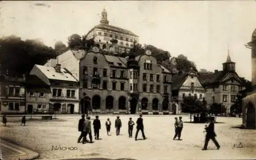 Ak Náchod Region Königgrätz, Historisches Gebäude, Menschen auf Platz, Berg im Hintergrund