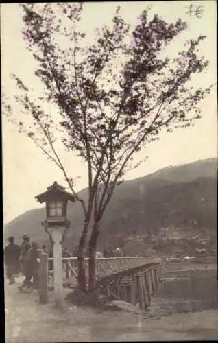 Foto Ak Japan, Brücke, Fluss, Menschen, Hügel