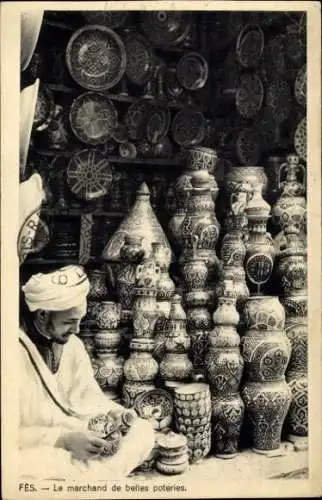 Ak Fès Fez Marokko, Mann mit Töpferwaren, viele bunte Töpfe, arabische Schriftzeichen