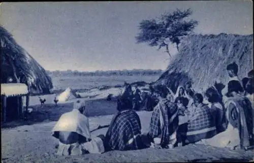 Ak Indien, Menschen in traditioneller Kleidung, Hütten, ländliche Szene