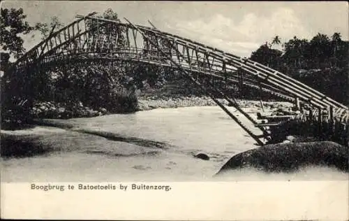 Ak Buitenzorg Bogor Java Indonesien, Bamboo-Brücke über einen Fluss, Landschaft, Bäume im Hint...