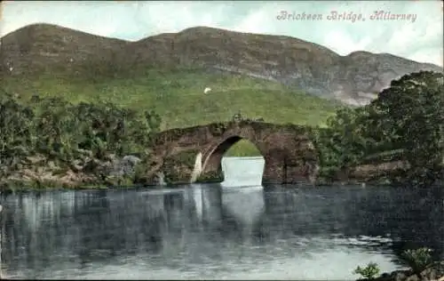 Ak Killarney Irland, Brickeen Bridge, malerische Landschaft, ruhiges Wasser, grüne Hügel