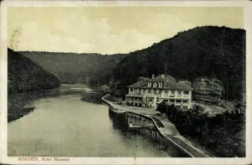 Ak Kokořín Kokorschin Region Mittelböhmen, Hotel Harasov, Fluss, Berglandschaft, historische A...