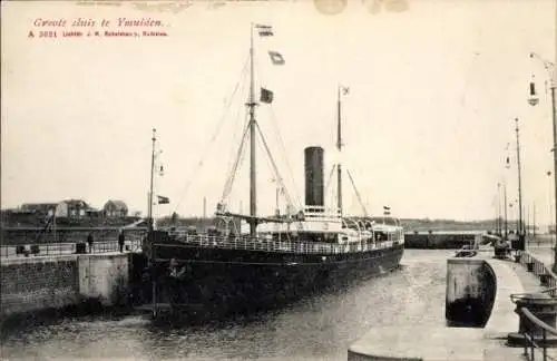 Ak IJmuiden Ymuiden Velsen Nordholland, Hafenansicht, großes Schiff, Schleuse, stille Wasserfl...