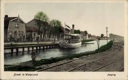 Ak Broek in Waterland Nordholland Niederlande, Bild eines Kanals mit Boot, Häusern, ruhige Atm...
