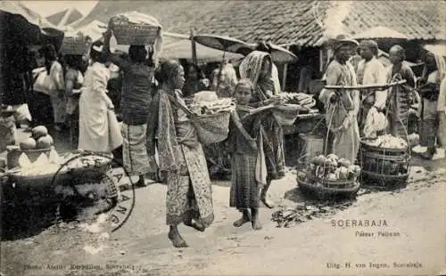 Ak Soerabaja Surabaya Java Indonesien, Marktszene, Frauen mit Körben, Obst und Gemüse, Strasse...