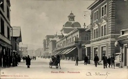 Ak Davos Platz Kanton Graubünden, Davos-Platz, Promenade, Straßenansicht, Gebäude, Menschen, W...