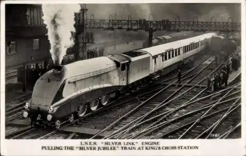 PC Pulling zje Silver Jubilee Train at King's Cross Station, Silver Link Engine