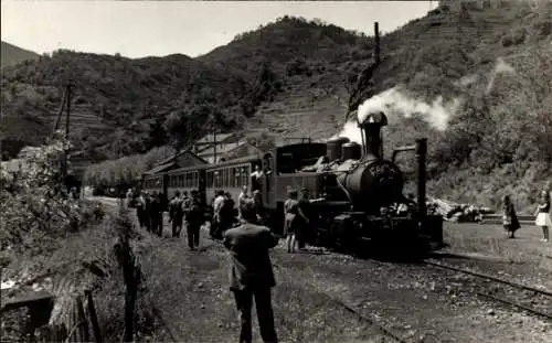 Foto Eisenbahn, Lokomotive, Bahnschienen, Fahrgäste