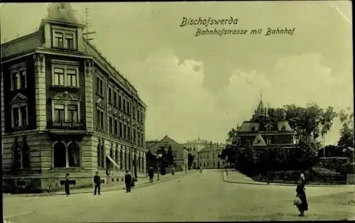 Ak Bischofswerda in Sachsen, Hotel König Albert, Bahnhofstraße mit Bahnhof