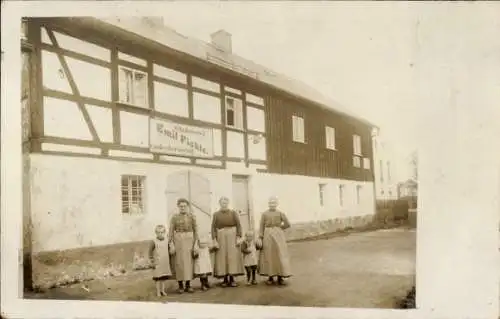 Foto Ak Frankenthal in der Lausitz Sachsen, Geschäftshaus Emil Fichte, Fachwerkhaus, Frauen, Kinder