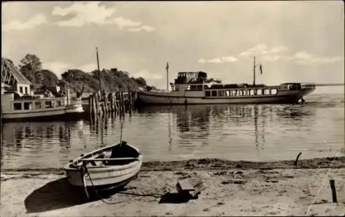 Ak Kloster Insel Hiddensee in der Ostsee, Hafen, Ruderboot