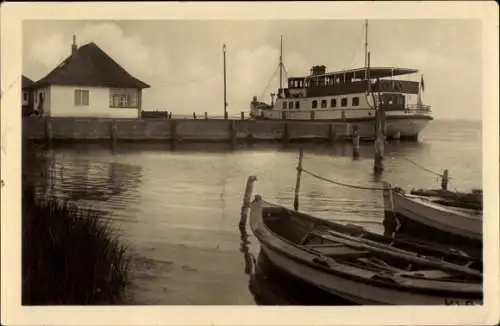 Ak Kloster Insel Hiddensee in der Ostsee, Ortsansicht, Salondampfer, Ruderboote