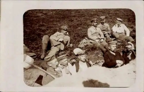 Foto Ak Deutsche Soldaten in Uniformen, Rast, Spaten, Kaiserzeit